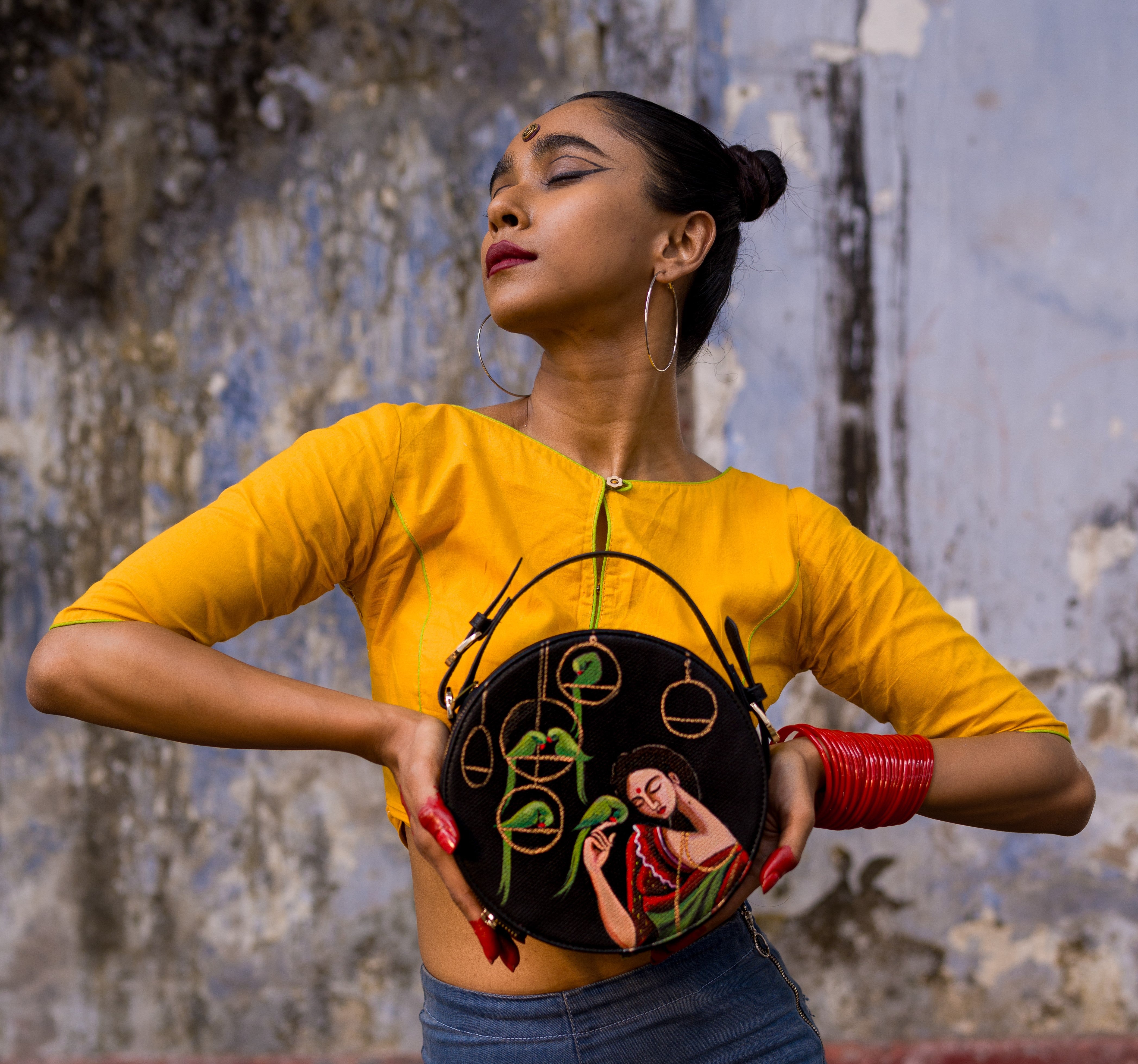 Uran Toli Round Sling Bag