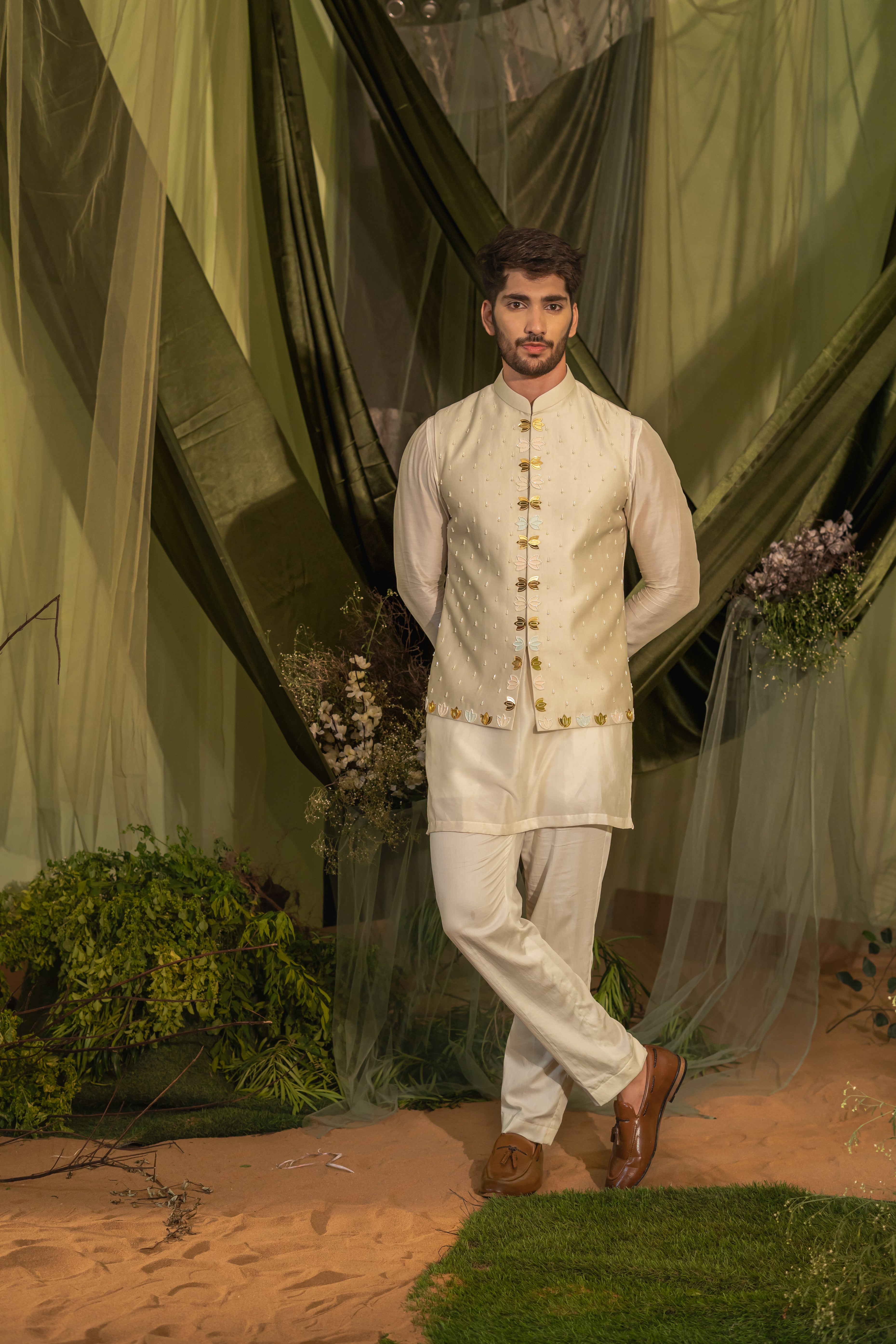 Dusty Ivory Multi Lotus Bundi