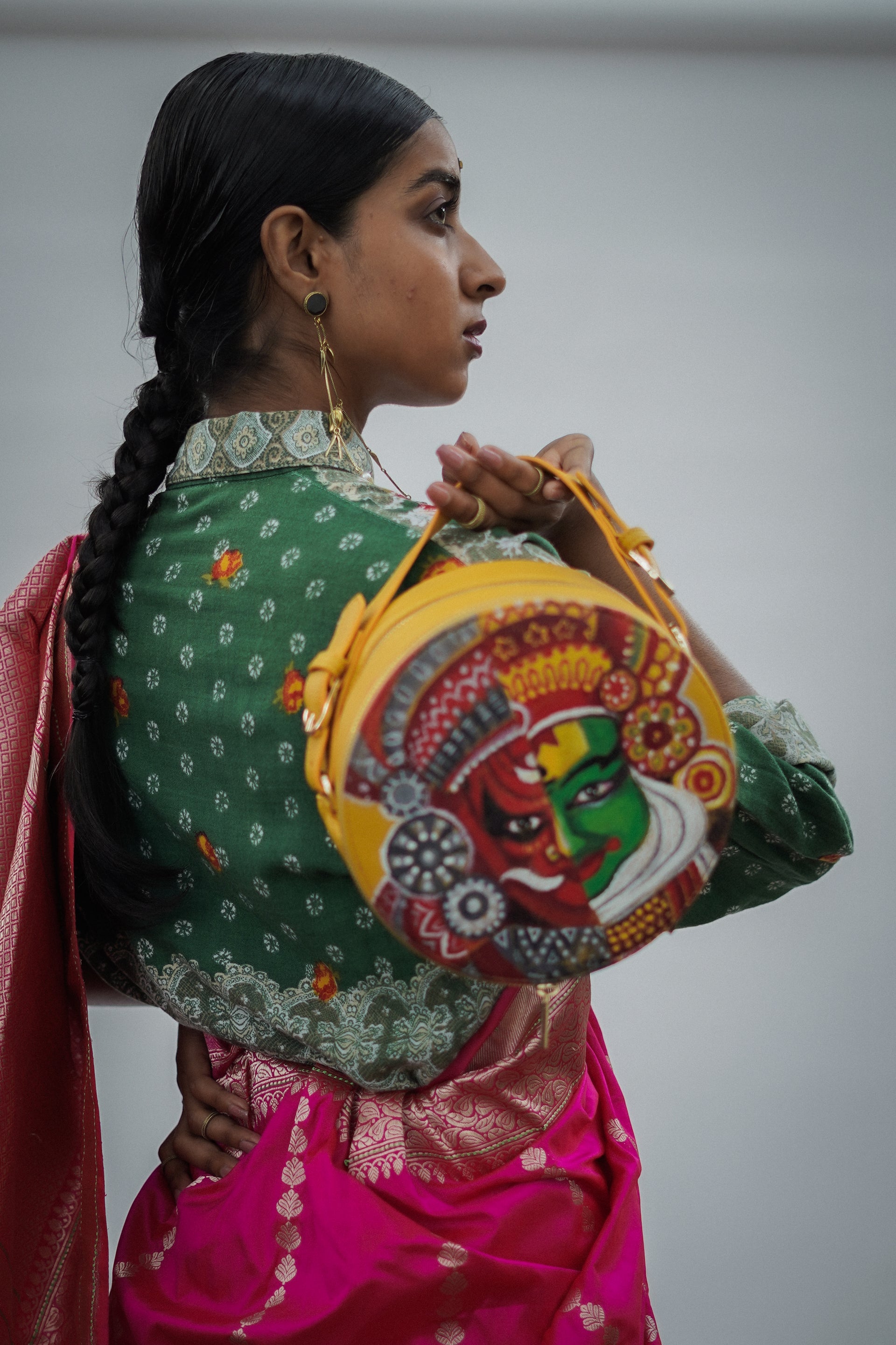 Nakaab Round Sling Bag